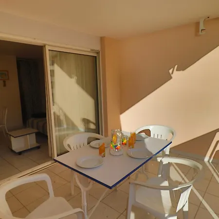 2 Pieces Avec Terrasse, Piscine Et Acces Direct A La A - Fr-1-472a-304 * Sete