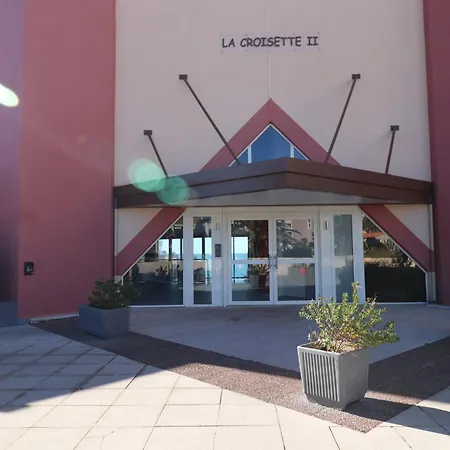 2 Pieces Avec Terrasse, Piscine Et Acces Direct A La A - Fr-1-472a-304 Sete